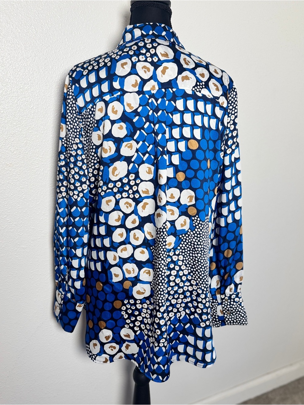 Chico’s Blue Geometric Leopard Print Blouse Size 1 Medium - Picture 3 of 5